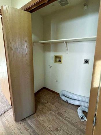2-Bed stanton (reno) - washer and dryer hookup